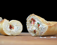 Tranches de baguette farcies aux deux fromages et poivrons