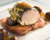 Un mélange de sandre, lard, fondue d'endive et marrons rôtis