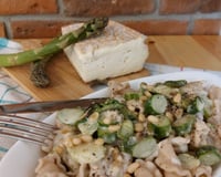 Pâtes au taleggio, asperges vertes et pignons de pin