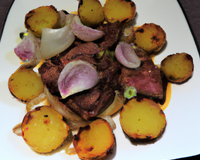 Oignons et pommes de terre rôtis au balsamique avec du filet mignon de porc