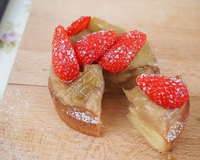 Tartelette à la rhubarbe, rhubarbe confite et fraises sur sablé breton