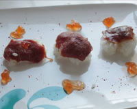 C'est certainement le type de sushi le plus connu en occident. Le saumon est ici remplacé par du canard, cru et mariné.