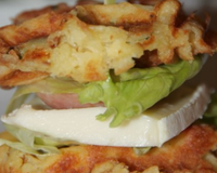 Hamburger franc-comtois aux gaufres de pommes de terre ,saucisse de Morteau et Mont d'or