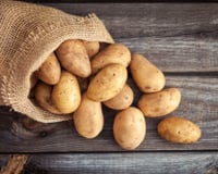 Avec quels autres aliments conserver les pommes de terre pour qu'elles durent plus longtemps ?