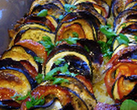 Tian de légumes d'été sur un lit de petites pâtes