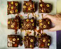 Brownie aux noisettes, sauce caramel et beurre salé