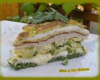 Simple, rapide et délicieux, cette tortilla plaît aussi bien aux petits qu'aux grands.Essayez vite ce millefeuille d'oeufs complet aux couleurs de l'été!