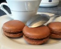 De délicieux petits macarons, coques au chocolat et ganache aux mars. Un régal pour toute la famille !