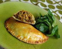 De délicieux chaussons à l'agneau, aux saveurs épicées. Une recette proposée par Pascale Weeks, du blog C'est moi qui l'ait fait !