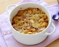C'est le dessert de famille convivial et chaleureux que l'on peut décliner avec tous les fruits juteux. Démonstration.