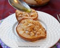 Une excellente recette de poires avec un "chapeau" de crumble et miel. Quel délice!