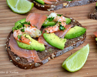 Tartines au saumon fumé, avocat mariné au citron vert et crevettes persillées