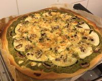 Pizza au pesto, fromage blanc, courgette et champignons