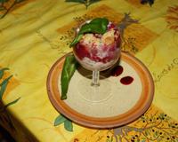 Le Vanble est un entremet en verrine qui se compose d'un sorbet vanille accompagné d'un crumble framboise et d'un coulis framboise.