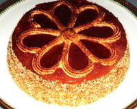 Une génoise fourrée pâte d'amandes - crème pâtissière - écorces d'oranges confites.