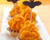 De jolis petits sablés croquants, façonnés comme des chapeaux, garnis d'une très gourmande crème à la citrouille. Une recette…