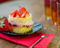 Des petits gâteaux à la génoise et mousse de fraises.
