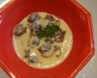 Une petite sauce composée de crème, de purée d'ail et d'époisse pour accompagner les escargots de Bourgogne.