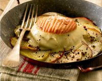 Epoisses sur galette de pommes et pommes de terre
