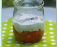 Verrine de yaourt aux herbes, tartare de saumon et poivron au curry