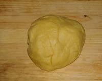 Je me suis inspiré d'une pâte à sucre classique!J'avais dans l'idée de m'en servir pour faire une tarte au citron meringuée, et le miel…