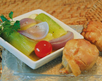 Jambonnette de poulet confite, braisé de blanc de poireaux à la coriandre