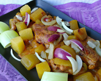 Chapon façon indienne aux oignons, pommes et céleri 