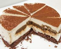 Un délicieux tiramisu avec un biscuit au chocolat.