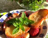 Salade de menthe et crostini de pain perdu aux fraises rôties