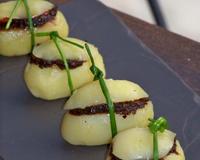 De petites bouchées à picorer du bout des doigts à l'apéritif, emballées comme manière des petits paquets cadeaux.
