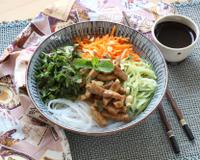 C"est LA spécialité vietnamienne la plus connue. Dans la version traditionnelle, on met de la viande bœuf et des nems. Nous avons très légèrement…