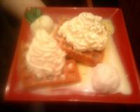 Gaufre parfumé à la noisette & décoré de boules de glace parfum Noix de Coco, de crème Anglaise & d'une feuille de menthe.