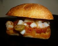Sandwich chaud délicieux.
Quand la mer et la terre se mélangent, renfermant ainsi un arôme unique. Les crustacés apportent fraîcheur et le Pesto rosso un goût acidulé…