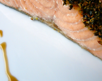 Pavés de saumon cuits au four, surmontés d'une croûte croquante à l'algue Nori, et accompagnés d'une sauce aigre douce au vinaigre d'orange.