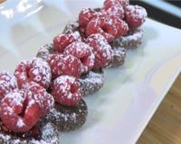 De délicieux petits sablés au chocolat et à la framboise. Un mariage qui marche à tous les coups...