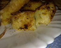 Des croquettes de pommes de terre dont le camembert, au milieu, fond à souhait!