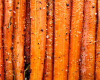 Avec seulement 3 ingrédients, Laurent Mariotte prépare des carottes rôties irrésistibles au sirop d’érable