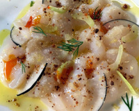 Carpaccio de Saint-Jacques facile, herbes fraîches et radis noir