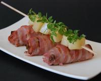 Farce d'agneau aux épices, enroulée dans du lard, accompagné de poires et le tout passé au grill.