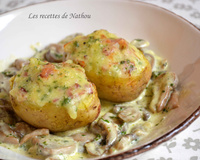 Pommes de terre farcies au lard et Reblochon, champignons à la crème