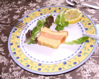Terrine froide réalisée avec du saumon et de la chair de crabe.