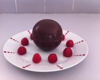 Bonjour tout le monde, aujourd'hui je vous propose une recette époustouflante. Car en versant le chocolat chaud sur la sphère, cette dernière s'ouvre et nous laisse découvrir…