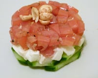 Tomates sur lit de mozzarella et concombre