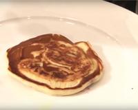 Le pancake ... Qui n'a jamais rêvé d'en manger au petit-déjeuner ? Découvrez la recette ultra facile pour préparer vos pancakes maison !