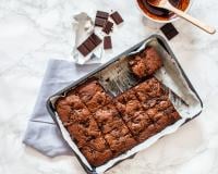 Le chef anglais Jamie Oliver partage sa recette de brownie pour obtenir un gâteau bien généreux et fondant !