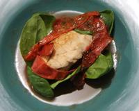 Un ris de veau braisé relevé par un jus acidulé, des pouces d'épinards pour la fraicheur et des peaux de tomates frites pour le croustillant.