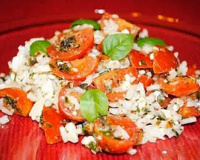 Riz froid avec tomates cerises, féta et fines herbes