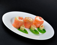 Rouleaux-Maki crémeux au saumon, riz au Philadelphia concombre et tomate