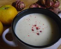 Le fait de mettre de la pomme dans cette soupe, change complètement le goût des topinambours pour le plus grand bonheur des petits et des grands.