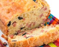 Pour toutes les occasions, ce cake aux lardons et olives au bon brie Coeur de Lion se dégustera entre amis ou en famille.